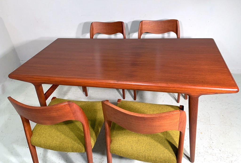 Moller table and chairs teak